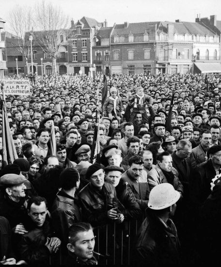 manifestation-a-lens-lors-de-la-greve-des-mineurs-1963--centre-historique-minier.jpg