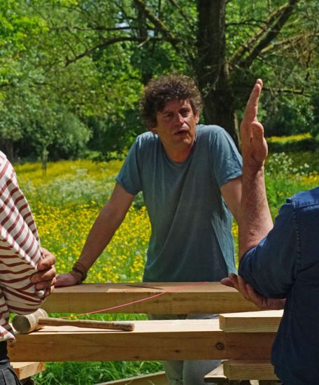 Conversation de Stéphane Thidet avec les charpentiers Antoine Dartois et Michel Lamarque. Photographie Familistère de Guise