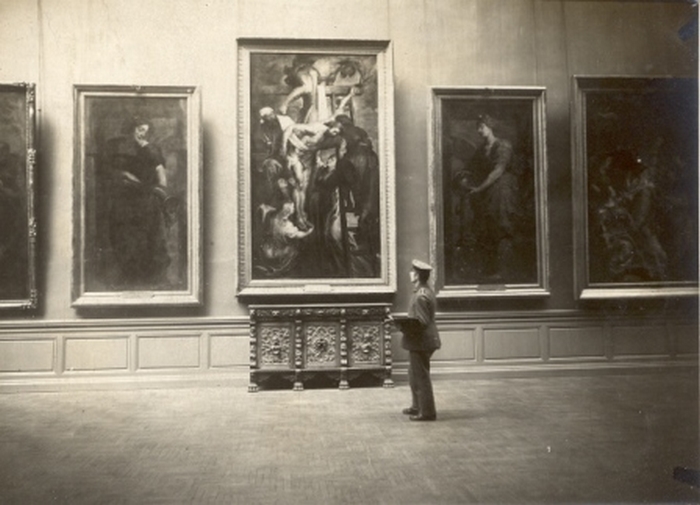 Photographie allemande de l’exposition  Kunstwerke aus dem besetzten Nordfrankreich, Salle 16 (salle Rubens), ©Musée des Beaux-arts de Valenciennes.