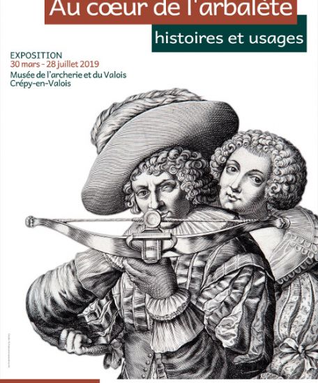 Affiche de l'exposition au coeur de l'arbalète, histoires et usages au Musée de l'archerie et du Valois du 30 mars au 28 juillet 2019