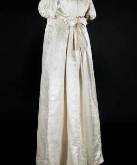 Robe, vers 1810, satin de soie, Calais, cité de la dentelle et de la mode