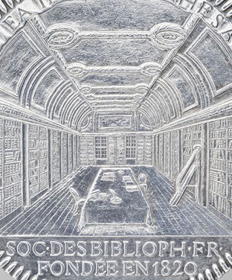 vue d’une bibliothèque en perspective et l’inscription autour ET IN EA INVENIES THESAURUM et en bas SOC. DES BIBLIOPH. FR. / FONDEE EN 1820 / 1861. Chantilly, musée Condé, OA 3196 (détail)