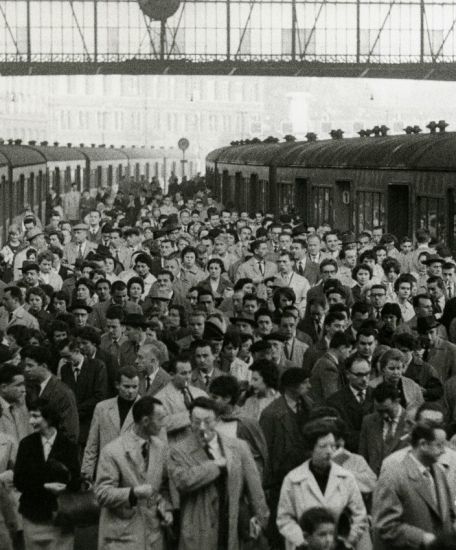 une foule compacte sur un quai de gare