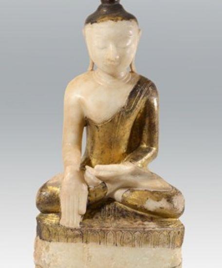 Bouddha, Myanmar (Birmanie) 18e- 19e s. Albâtre laqué et doré. Collection du musée.