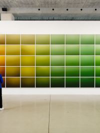 Vue de l’exposition « La couleur de l’eau » de Nicolas Floc’h, 2022, Frac Grand Large — Hauts-de-France © Adagp, Paris, 2022 / Nicolas Floc’h. Photo : Aurélien Mole