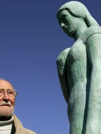 Léon Lamotte et la version en bronze de Rose de Picardie, place de la Barre, Amiens Léon Lamotte et la version en bronze de Rose de Picardie, place de la Barre, Amiens