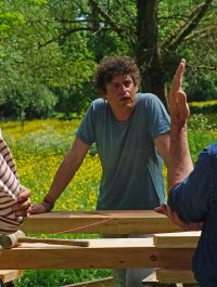 Conversation de Stéphane Thidet avec les charpentiers Antoine Dartois et Michel Lamarque. Photographie Familistère de Guise