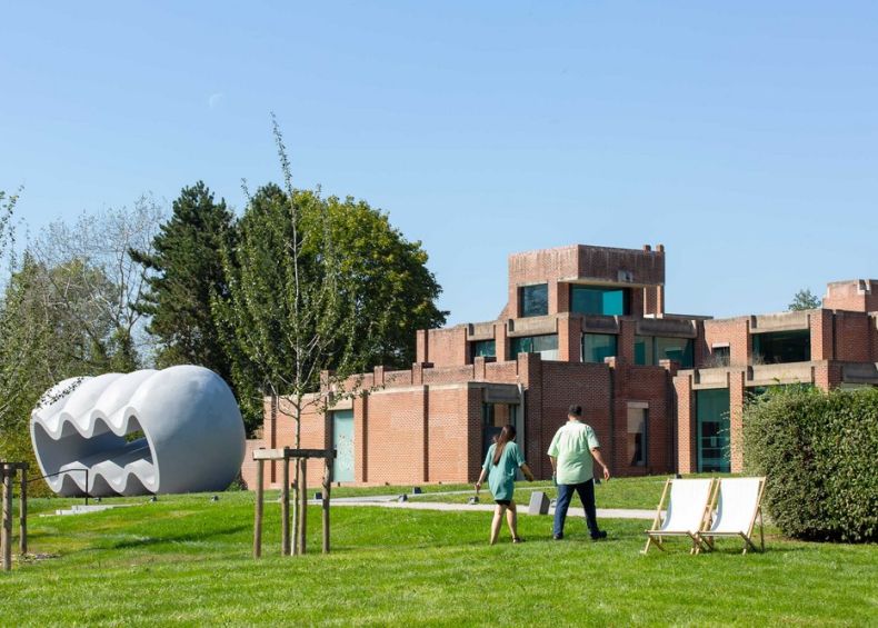 Vue extérieure du LaM avec Between Fiction and Fact (1992) de Richard Deacon. © Richard Deacon, 2024. Photo : N. Dewitte / LaM