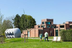 Vue extérieure du LaM avec Between Fiction and Fact (1992) de Richard Deacon. © Richard Deacon, 2024. Photo : N. Dewitte / LaM