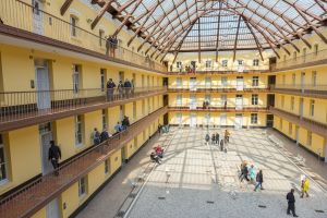 familistère-cour-pavillon-central