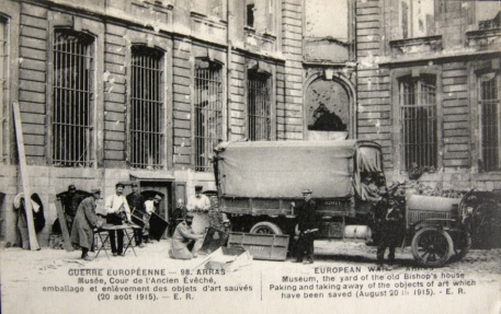 Joseph Quentin, Evacuation du musée, 20 aout 1915, 1915, carte postale, Arras, Musée des Beaux-Arts.